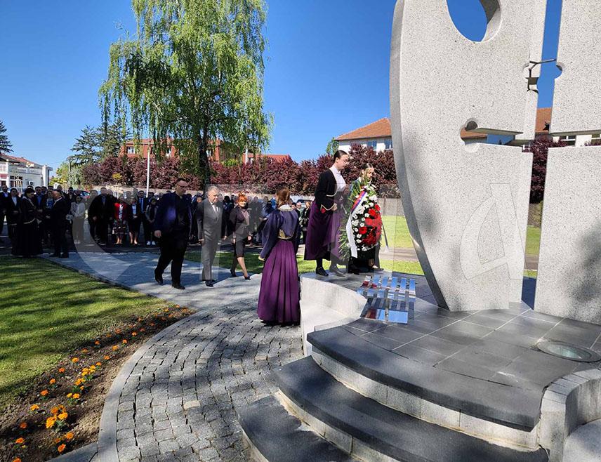 ГРАДИШКA, 24. АПРИЛА /СРНА/ - У Парку слободе у Градишци данас су положени вијенци и цвијеће на споменике жртвама усташког геноцида и погинулим борцима НОР-а и Одбрамбено-отаџбинског рата поводом Дана града, 24. априла и 81 године од ослобођења овог града од фашизма у Другом свјетском рату.