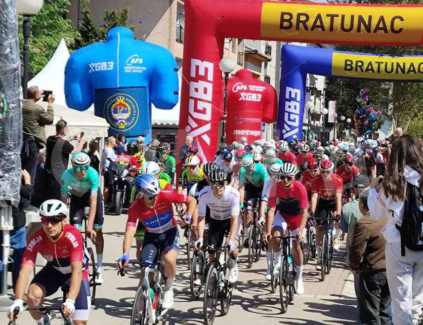 БРАТУНАЦ, 24. АПРИЛА /СРНА/ - Трећа етапа Међународне бициклистичке трке "Београд-Бањалука" кренула је из Братунца, гдје је бициклистима из 35 земаља приређен величанствени испраћај.