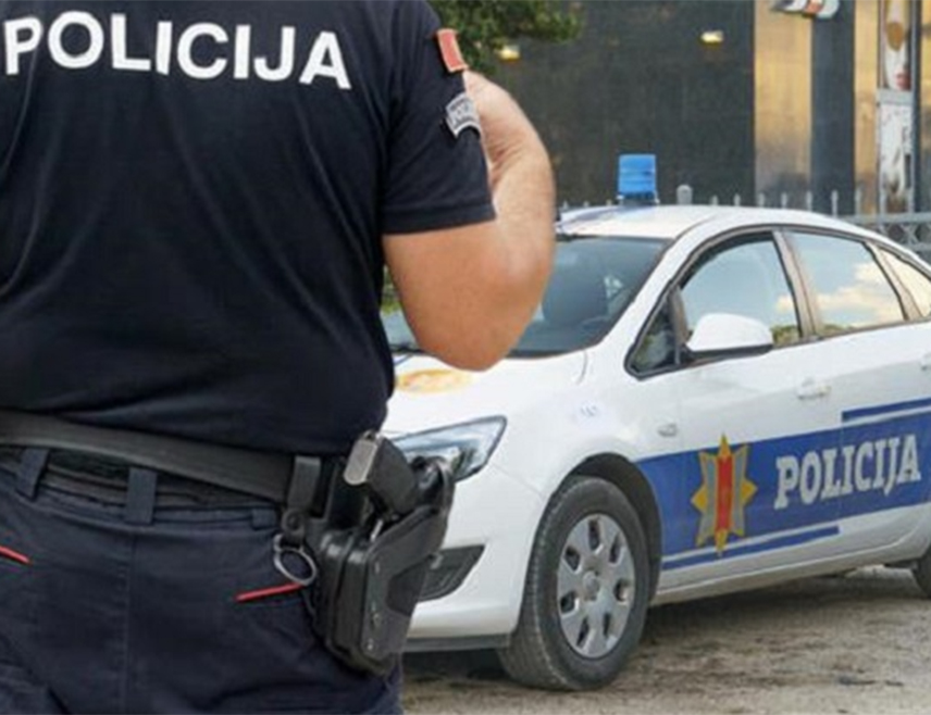 ПОДГОРИЦА, 24. АПРИЛА /СРНА/ - Мушкарац, познат полицији, осумњичен је да је у Бијелом Пољу пуцао на три дјевојчице, ученице основне школе док су пролазиле улицом, саопштила је Управа полиције Црне Горе.