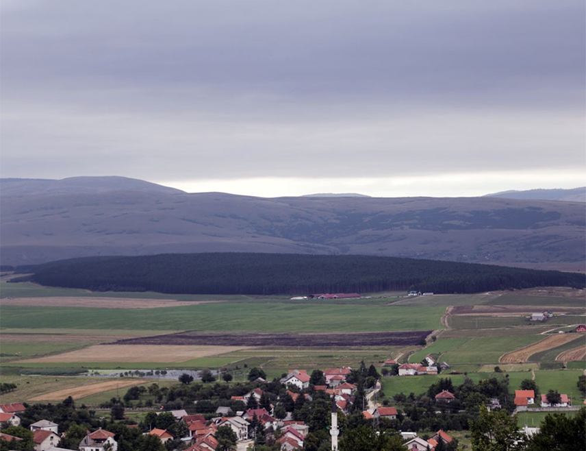 GLAMOČ, APRIL 24 /SRNA/ – Around 3,000 Serb returnees have signed a petition against the opening of a military training ground on the Glamoč plateau, which they say would threaten the survival of people as well as plant and animal life, Mićo Radoja, president of the Glamočko Kolo Homeland Association, told SRNA.