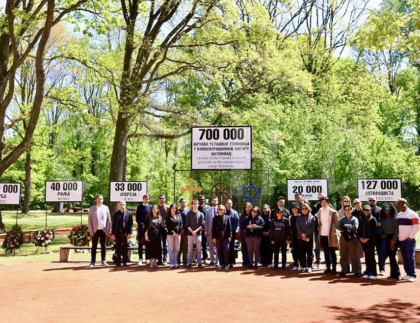 ДОЊА ГРАДИНА, 24. АПРИЛА /СРНА/ - Група алумниста престижних америчких универзитета Харвард и Стенфорд посјетила је данас Спомен-подручје Доња Градина, једно од највећих стратишта из периода Другог свјетског рата на Балкану, гдје су се упознали о страдањима која су се ту догодила и изразили поштовање према жртвама.