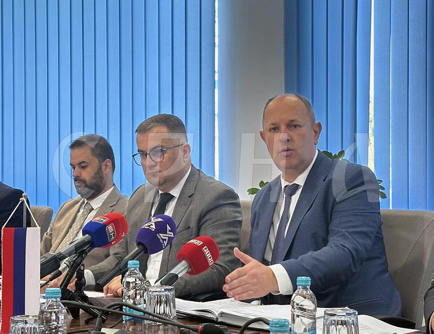 ТРЕБИЊЕ, 24. АПРИЛА /СРНА/ - Генерални директор "Електропривреде Републике Српске" /ЕРС/ Лука Петровић истакао је да је ова компанија обезбиједила наставак инвестиција за изградњу хидролектрана "Дабар" и "Бистрица", што је најважније јер је ријеч о значајним постројењима за енергетски систем.