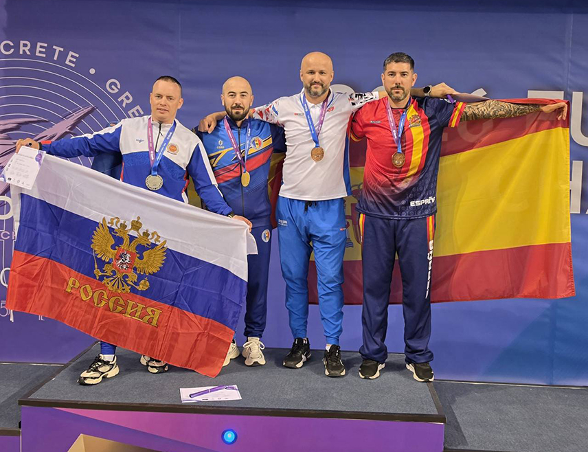 ЗВОРНИК, 24. АПРИЛА /СРНА/ - Миљан Ћосић, члан Таеквондо клуба "Српски соко" из Зворника, постао је првак Европе освајањем првог мјеста на првенсту на Криту, у конкуренцији ветерана у борбама у категорији већој од 92 килограма.