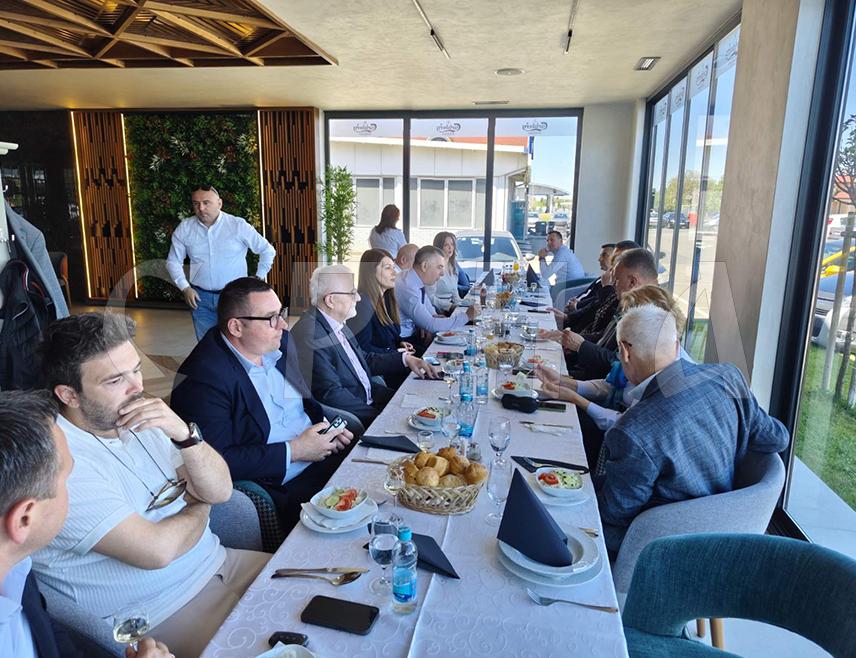 ГРАДИШКА, 24. АПРИЛА /СРНА/ - Градоначелник Градишке Зоран Аџић организовао је данас пријем за бивше функционере локалне самоуправе поводом Дана града – 24. априла, којем је присуствовала и министар пољопривреде, шумарства и водопривреде Републике Српске Анђелка Кузмић.