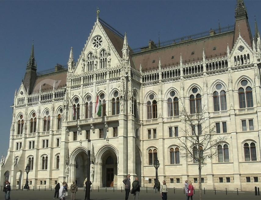 БУДИМПЕШТА, 25. АПРИЛА /СРНА/ - Будимпешта, град који пресијеца величанствени Дунав и спајају његови мостови, очарава монументалним грађевинама, широким трговима и тихим историјским причама.