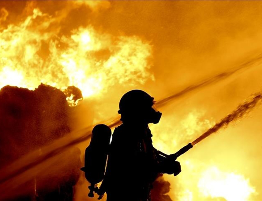 ТОКИО, 25. АПРИЛА /СРНА/ - Више од 1.000 ватрогасаца бори се са два пожара на сjеверу Јапана, а око 3.000 људи је позвано да напусти своје домове.