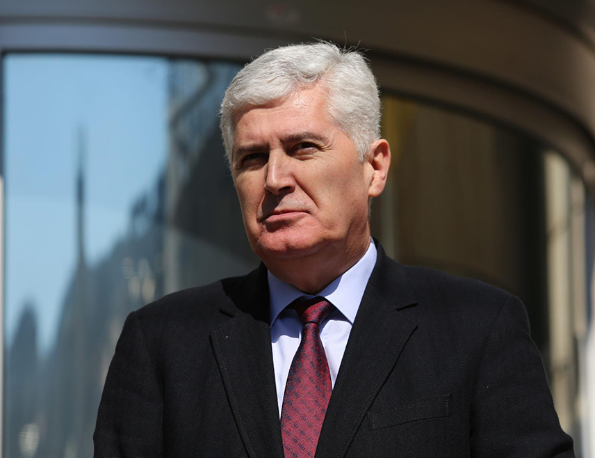 МОСТАР, 25. АПРИЛА /СРНА/ - Предсједник ХДЗ-а Драган Човић упутио је саучешће породици предсједника СНСД-а Милорада Додика поводом смрти његове мајке.