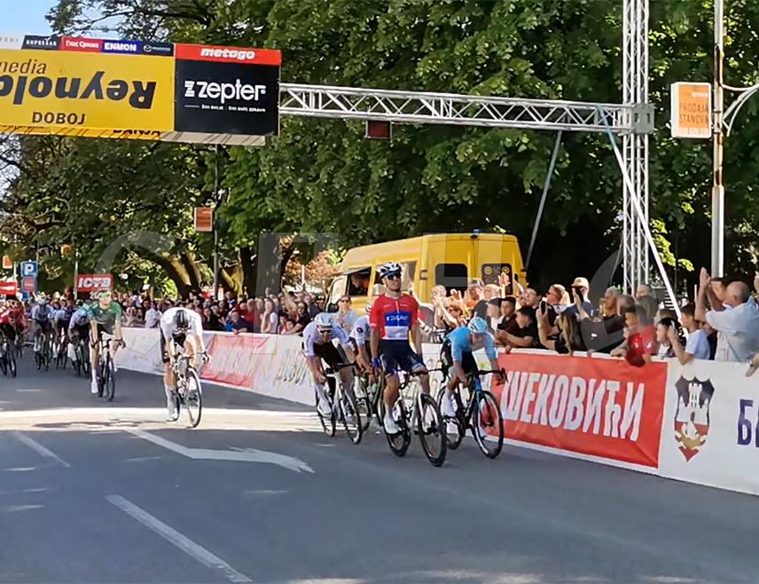 ДОБОЈ, 25. АПРИЛА /СРНА/ - Репрезентативац Србије Душан Рајовић побједник је 20. Међународне бициклистичке трке "Београд – Бањалука 2026".