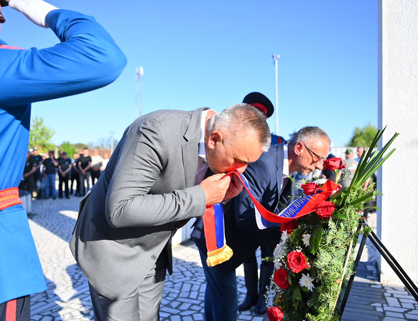 ШАМАЦ, 25. АПРИЛА /СРНА/ - Предсједник Владе Републике Српске Саво Минић рекао је да је специјални батаљон Обудовац Војске Републике Српске дао немјерљив допринос јер је учествовао у најтежим акцијама.