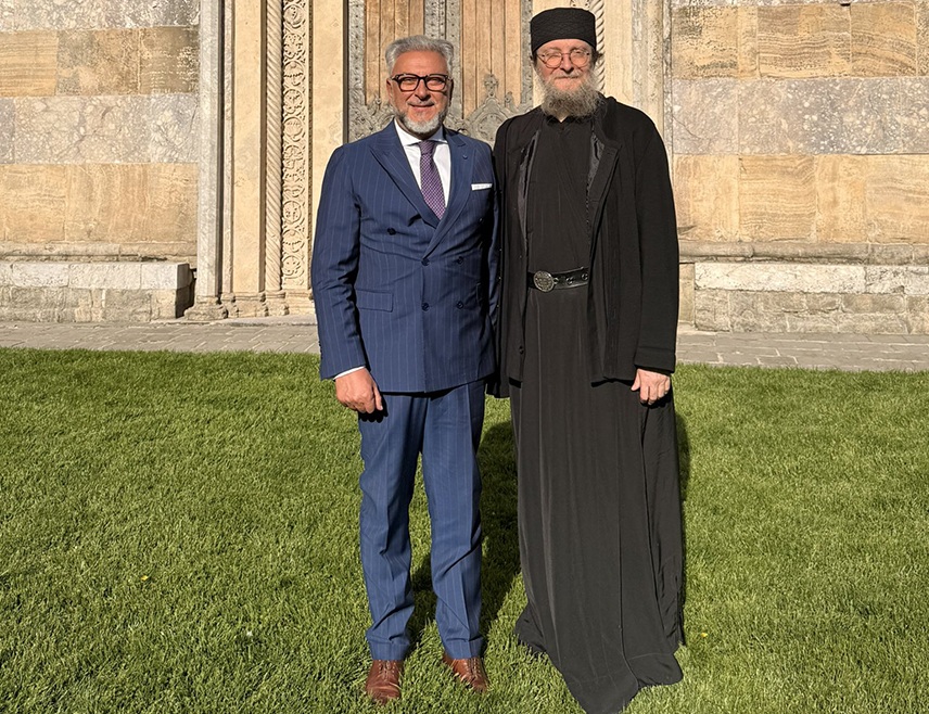 БЕОГРАД, 26. АПРИЛА /СРНА/ - Шеф Мисије Еулекса Ђовани Пјетро Барбано посјетио је манастир Високе Дечане, гдје је са игуманом Савом Јањићем разговарао о изазовима са којима се суочава Српска православна црква /СПЦ/, као и о зашитити светиња на Косову и Метохији.