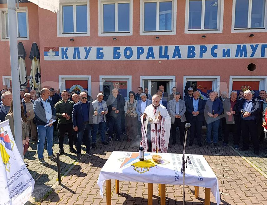 ШИПОВО, 26. АПРИЛА /СРНА/ - У Шипову је данас служен парастос и положени вијенци поводом 34 године од формирања Прве шиповачке пјешадијске бригаде Војске Републике Српске /ВРС/, у којој је у Одбрамбено-отаџбинском рату погинуло 125 бораца, а 320 је теже или лакше рањено.