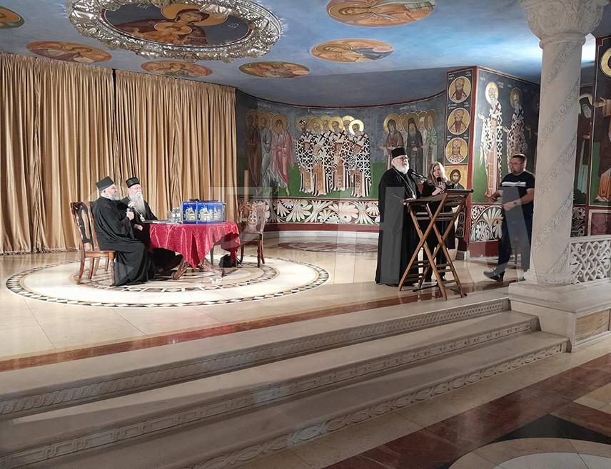 ПОДГОРИЦА, 26. АПРИЛА /СРНА/ - У организацији Митрополије црногорско-приморске, у крипти Саборног храма Христовог Васкрсења у Подгорици вечерас је представљањо петнаесто издање монографије "Боје православља - Црна Гора" и отворена истоимена изложба фотографија.