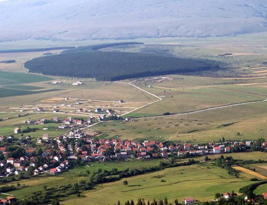 BELGRADE, APRIL 27 /SRNA/ – Senator of Republika Srpska Aleksandar Vulin assessed that the Ministry of Defence within the Council of Ministers, through its initiative to build a military training ground in the Glamoč area, seeks to drive out the remaining Serbs from that municipality.