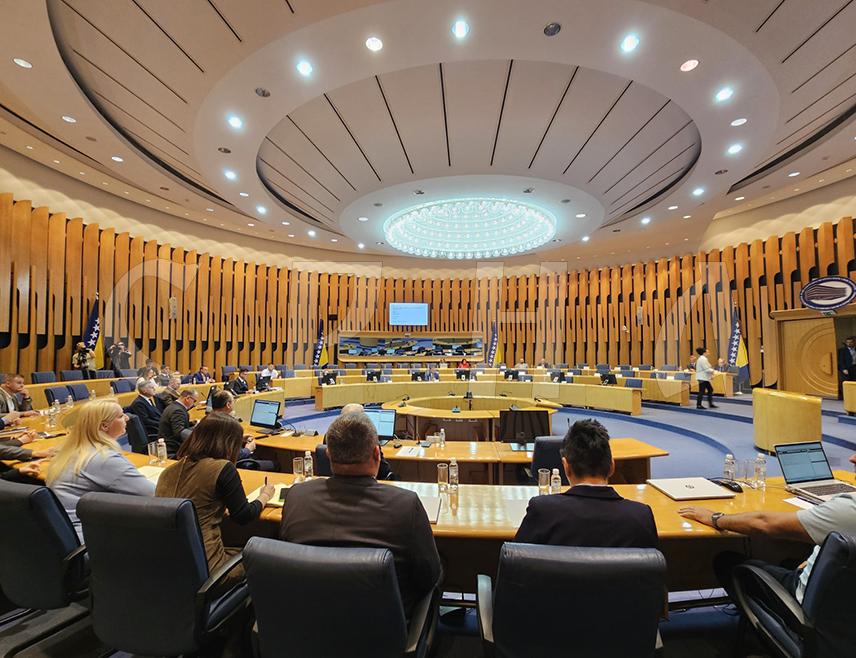 САРАЈЕВО, 27. АПРИЛА /СРНА/ - Сједница Дома народа Парламентарне скупштине БиХ, на чијем су дневном реду и измјене Закона о акцизама у БиХ, почела је иако нема кворума за рад и одлучивање.