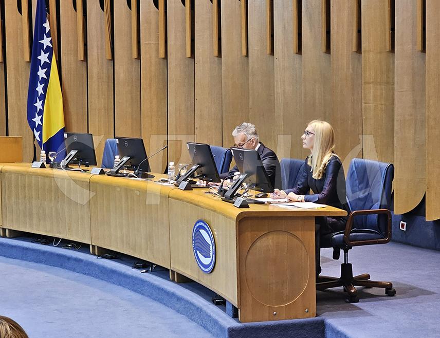 САРАЈЕВО, 27. АПРИЛА /СРНА/ - Хитна сједница Дома народа Парламентарне скупштине БиХ прекинута је због недостатка кворума.