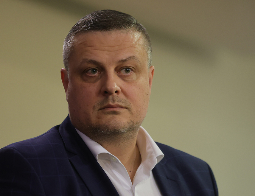 САРАЈЕВО, 27. АПРИЛА /СРНА/ - У току је претрес канцеларије министра развоја, предузетништва и занатства Федерације БиХ /ФБиХ/ Војина Мијатовића, а полиција акцију спроводи по наредби Посебног одјељења Врховног суда ФБиХ.