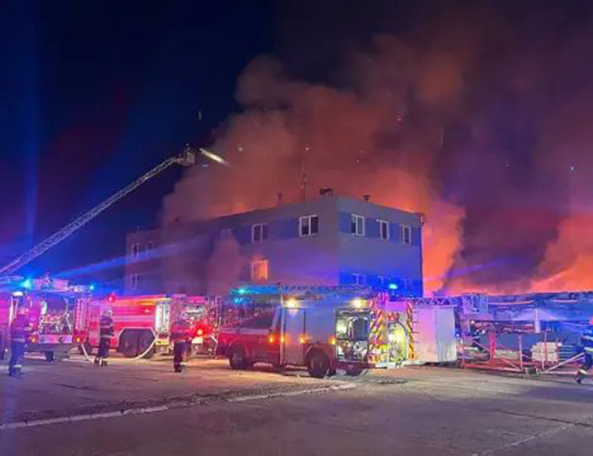 ПРАГ, 27. АПРИЛА /СРНА - РИА Новости/ - Мушкарац који је ухапшен у Бугарској и изручен Чешкој због сумње да је учествовао у подметању пожара у погону фабрике чешке одбрамбене компаније "Ел-Пе-Пе холдинг" у граду Пардубице, идентификован је као држављанин САД, пренијели су чешки медији.