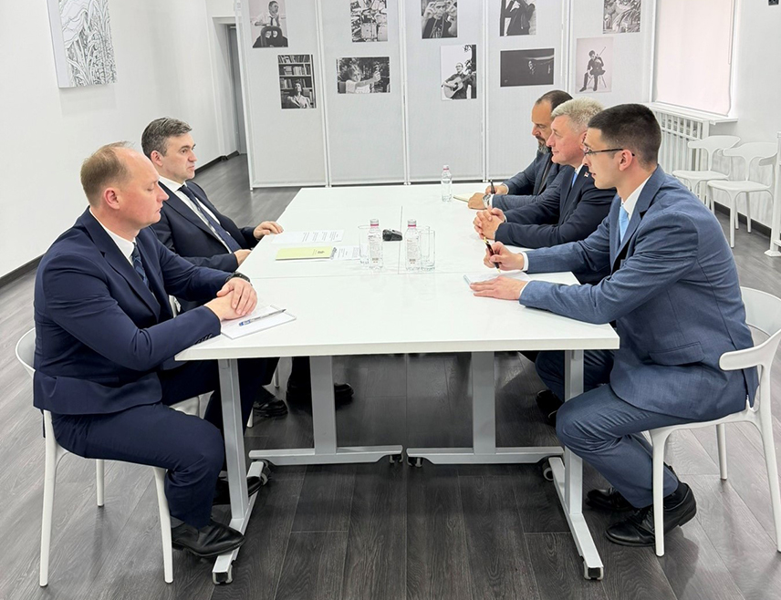 БАЊАЛУКА, 27. АПРИЛА /СРНА/ - Министар за научнотехнолошки развој и високо образовање Републике Српске Драга Мастиловић разговарао је данас са губернатором Ивановске области Руске Федерације Станиславом Воскресенским о могућностима успостављања још боље сарадње између универзитета и научноистраживачких институција, укључујући размјену студената, наставног особља и истраживача.