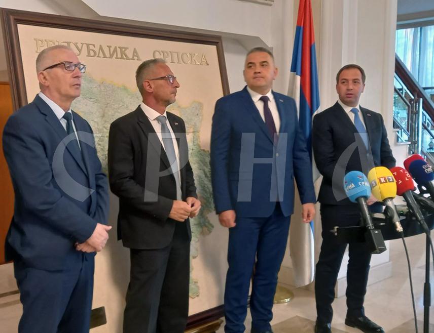 БАЊАЛУКА, 27. АПРИЛА /СРНА/ - Предсједник Владе Републике Српске Саво Минић поручио је данас у Бањалуци да ће институције Српске урадити све да кривични поступак више не буде инструмент покушаја ревизије историје у БиХ, те најавио могућност одржавања посебне сједнице Народне скупштине Српске на којој би се таквим поступцима Суда БиХ стало украј.