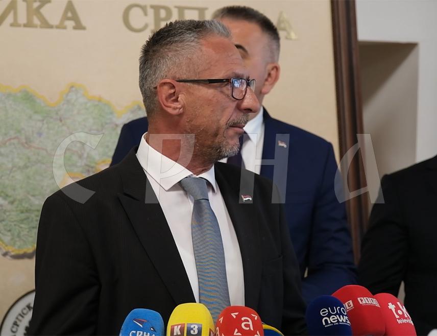 БАЊАЛУКА, 27. АПРИЛА /СРНА/ - Министар рада и борачко–инвалидске заштите Републике Српске Радан Остојић изјавио је да се забраном слободе говора у БиХ, која је уведена наметањем измјенама и допунама Кривичног закона БиХ, врши прекрајање историје, али да то српски народ неће спријечити да говори о историјским чињеницама.