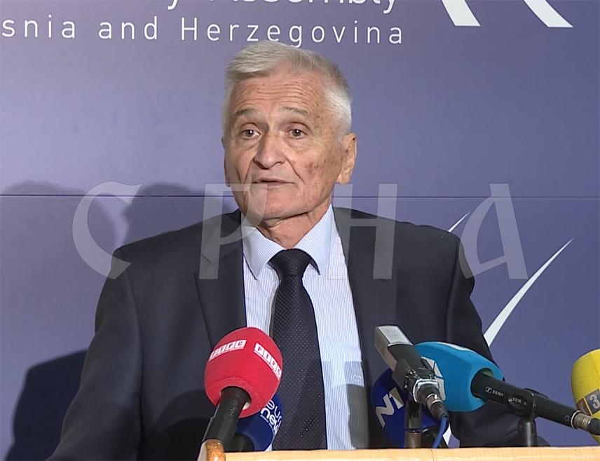 САРАЈЕВО, 27. АПРИЛА /СРНА/ - Замјеник предсједавајућег Дома народа Парламентарне скупштине БиХ Никола Шпирић указао је да Хрвати од Дејтона до данас траже у БиХ пуну уставну конститутивност и оцијенио да треба сјести и разговарати о томе.