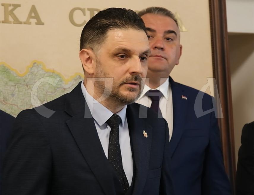 БАЊАЛУКА, 27. АПРИЛА /СРНА/ - Република Српска треба институционално да одговори на угрожавање научноистраживачког рада о догађајима из Одбрамбено-отаџбинског рата, те слободе мишљења и говора, поручио је историчар у Центру за друштвено-политичка истраживања Републике Српске Предраг Лозо.