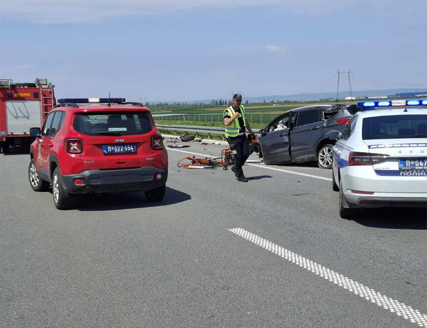 БЕОГРАД, 27. АПРИЛА /СРНА/ - Три лица погинула су данас у саобраћајној несрећи на ауто-путу Шабац-Рума у директном судару два возила, од којих је један возио у контра смјеру.