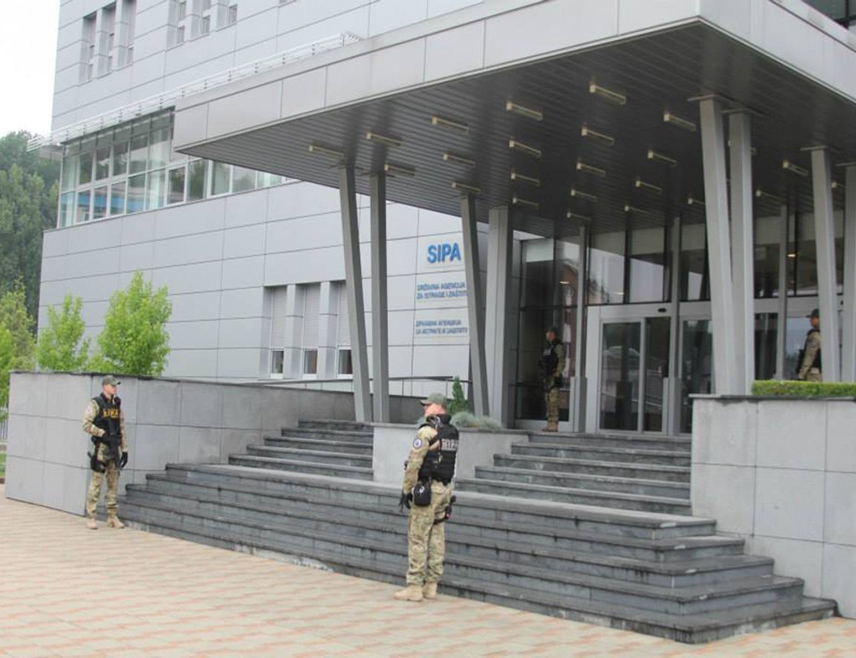 ИСТОЧНО САРАЈЕВО, 27. АПРИЛА /СРНА/ - Припадници Сипе ухапсили су данас једно лице на подручју Доњег Жабара због сумње на трговину дрогом, зеленаштво и изнуду.