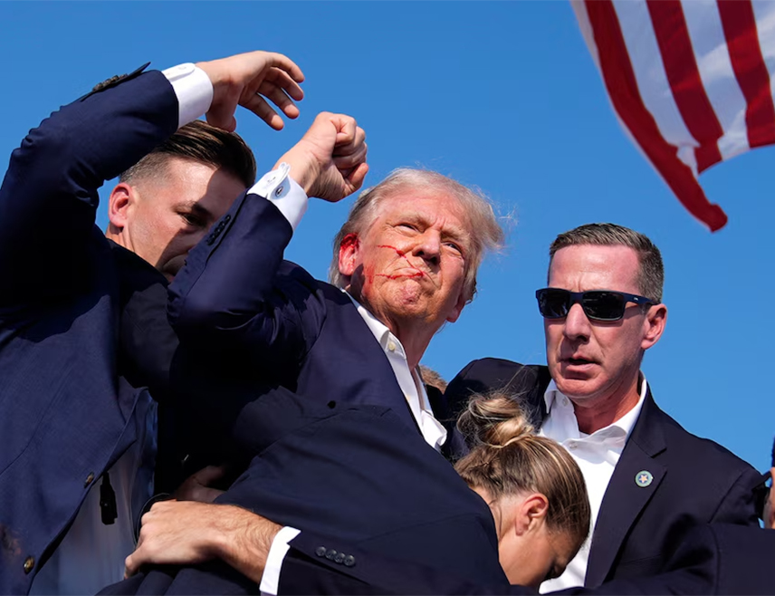 ВАШИНГТОН, 27. АПРИЛА /СРНА - РИА Новости/ - Америчком предсједнику Доналду Трампу потребна је већа заштита, пошто је он политичар којег су највише нападали у историји Америке, изјавио је предсједавајући Представничког дома Конгреса САД Мајкл Џонсон.