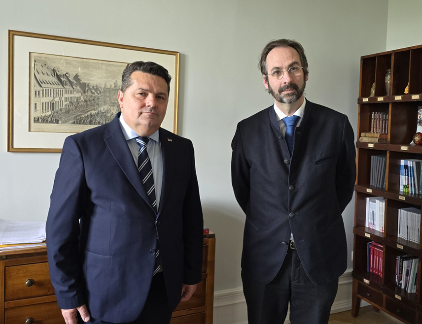 STRASBOURG, APRIL 27 /SRNA/ – The Speaker of the National Assembly of Republika Srpska Nenad Stevandić met today with Gregor Puppinck, director of the European Centre for Law and Justice, for whom he said is ready to provide assistance before the European Court of Human Rights and other European institutions amid attempts to seize land from the Serbian Orthodox Church.