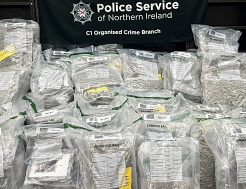 ЛОНДОН, 27. АПРИЛА /СРНА/ - Полиција Сјеверне Ирске заплијенила је канабис вриједан четири милиона фунти камиону који је путовао из Шкотске према луци Ларн и ухапсила педесеттрогодишњег мушкарца.