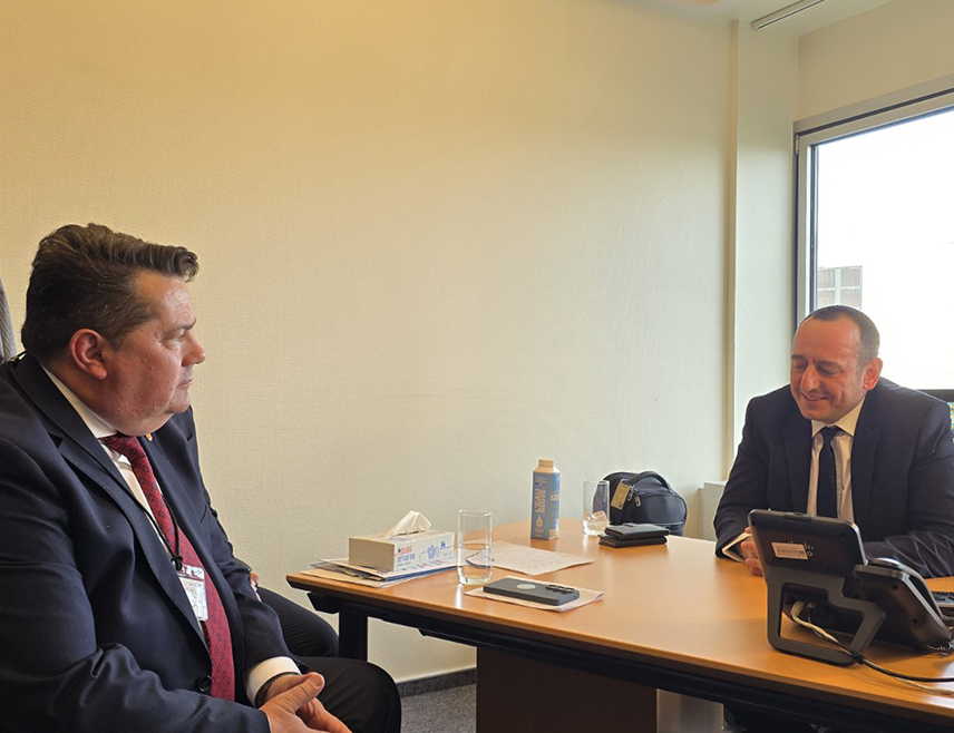 СТРАЗБУР, 27. АПРИЛА /СРНА/ - Предсједник Народне скупштине Републике Српске Ненад Стевандић разговарао је са послаником Европског парламента са Кипра Геадисом Геадијем и истакао да су утврђени заједнички ставови и подударност политика у заштити суверенизма.