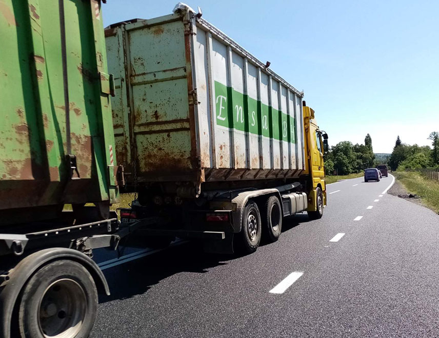 БАЊАЛУКА, 28. АПРИЛА /СРНА/ - Саобраћај се на већини путева у Републици Српској и Федерацији БиХ /ФБиХ/ јутрос одвија редовно, а на дионицима гдје се изводе радови саобраћа се уз измијењен режим вожње и обавезно поштовање привремене сигнализације.