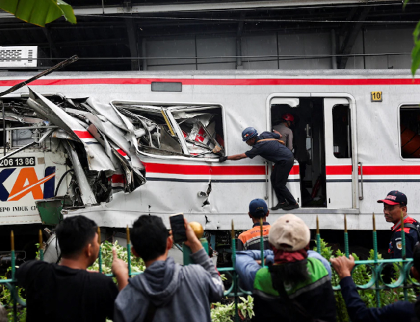 БЕКАСИ, 28. АПРИЛА /СРНА - РИА Новости/ - Најмање седам лица је погинуло, а 81 повријеђено у судару возова у граду Бекаси у Индонезији, саопштио је званичник жељезнице.