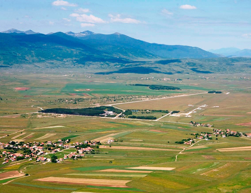 САРАЈЕВО, 28. АПРИЛА /СРНА/ - Из Одбора за заштиту права Срба у Федерацији БиХ /ФБиХ/ подржавају став српског члана Предједништва БиХ Жељке Цвијановић да се не дозволи формирање војног полигона на територији општине Гламоч и констатују да је ово доказ да без Републике Српске Срби не могу опстати у ФБиХ.