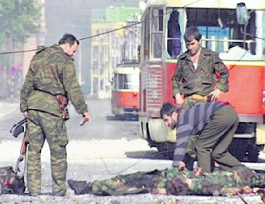 Биланс крвавог пира муслиманских паравојних јединица 2. и 3. маја 1992. године у Сарајеву – 42 убијена војника ЈНА и цивила, и то у Дому ЈНА један, Радничком универзитету "Ђуро Ђаковић" три, на Скендерији 14, Добровољачкој улици девет и на другим локацијама у Сарајеву 13