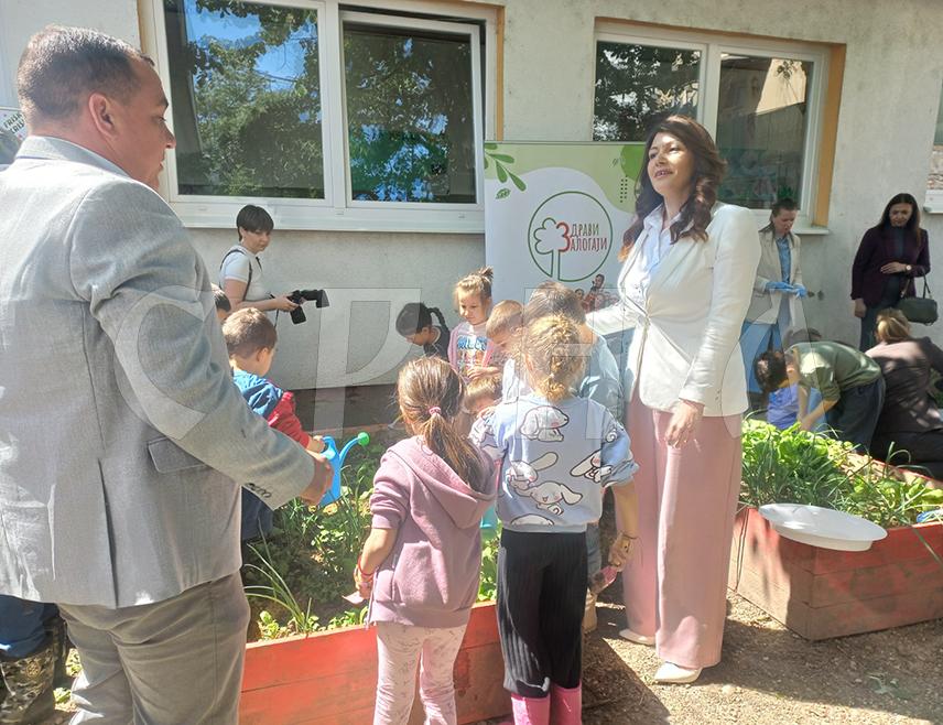 БАЊАЛУКА, 28. АПРИЛА /СРНА/ - Министар пољопривреде, шумарства и водопривреде Републике Српске Анђелка Кузмић рекла је да дјеца од најранијег узраста требају да уче о здравим навикама у исхрани и о томе колико је значајно користити домаће производе.