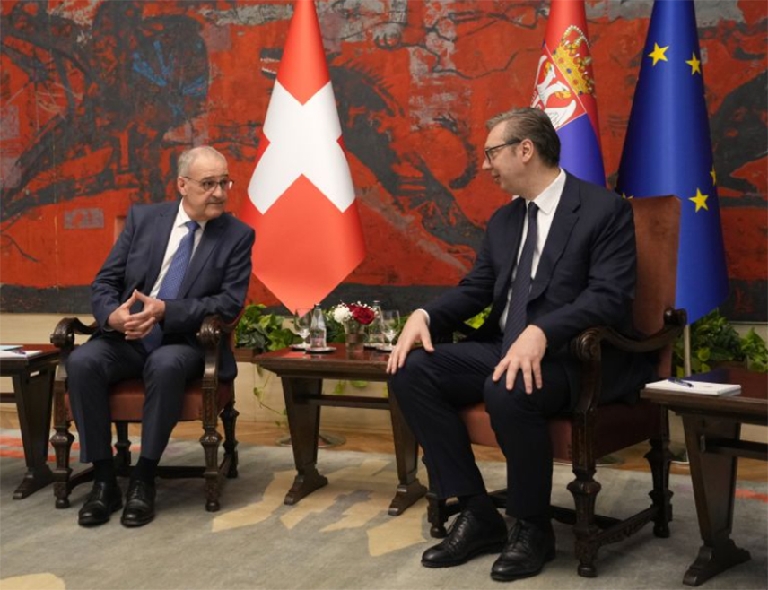 БЕОГРАД, 28. АПРИЛА /СРНА/ - Предсједници Србије и Швајцарске, Александар Вучић и Ги Пармелан, оцијенили су на састанку у Београду да двије земље успјешно јачају билатералне односе и најавили унапређење економске сарадње, као и нове швајцарске инвестиције.