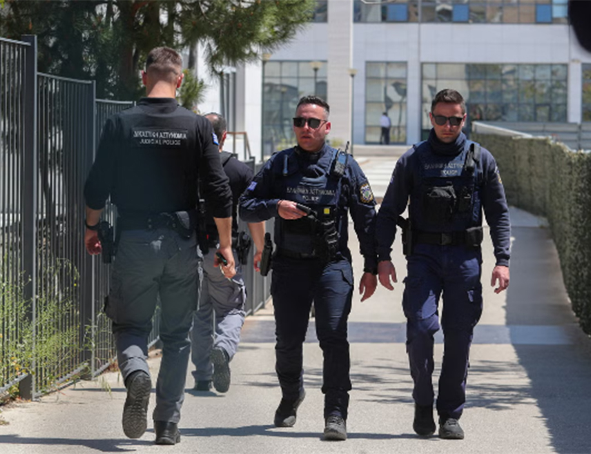 АТИНА, 28. АПРИЛА /СРНА-Ројтерс/ - Старији мушкарац ранио је петоро људи из пушке на двије локације у грчкој пријестоници Атини, саопштено је из полиције.