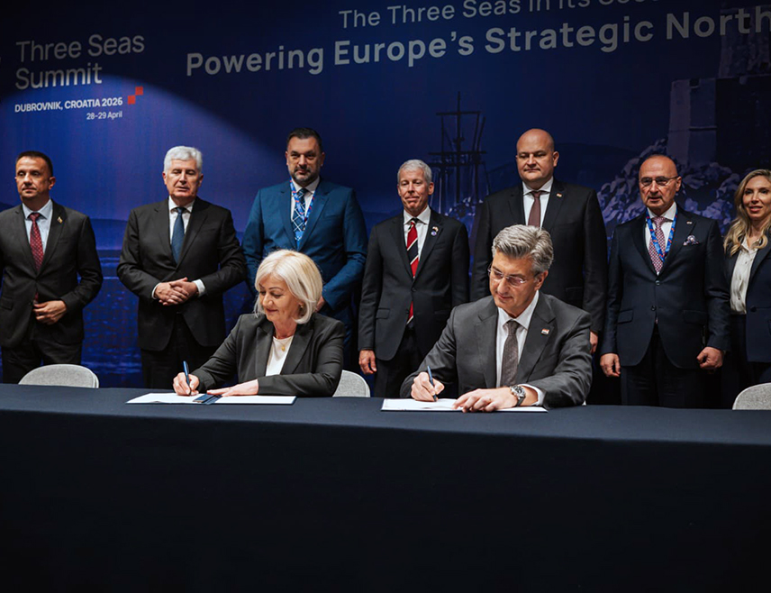 САРАЈЕВО, 28. АПРИЛА /СРНА/ - Предсједавајућа Савјета министара Борјана Кришто и хрватски премијер Андреј Пленковић потписали су данас у Дубровнику споразум о "Јужној интерконекцији", енергетском пројекту који подразумијева изградњу гасовода с циљем обезбјеђивања сигурног и стабилног снабдијевања енергијом.