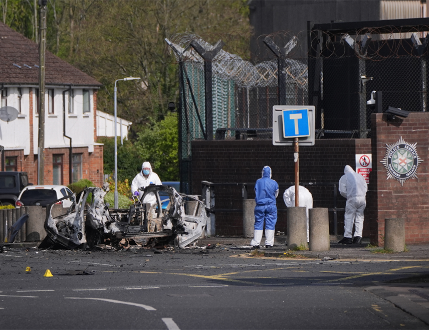 БЕЛФАСТ, 28. АПРИЛА /СРНА/ - Полиција Сјеверне Ирске саопштила је да је ухапшен мушкарац након напада на полицијску станицу на југу сјеверноирске пријестонице Белфаста, јавио је Ројтерс.