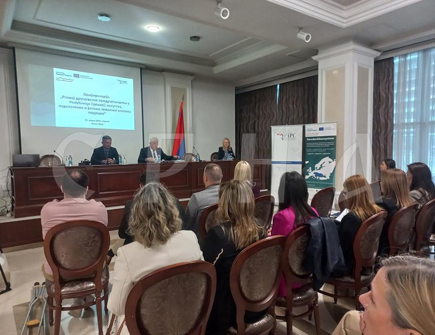 БАЊАЛУКА, 29. АПРИЛА /СРНА/ - Друштвено предузетништво у Републици Српској је у фази институционалног развоја, а кроз усвајање закона, стратегија и размјеном искустава ради се на унапређењу ове области да би се подстакло запошљавање рањивих категорија, поручено је данас у Бањауци на конфернецији о развоју друштвеног предузетништва.