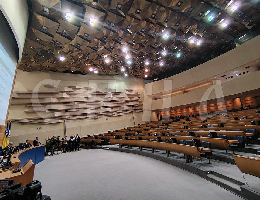 САРАЈЕВО, 29. АПРИЛА /СРНА/ - Почела је сједница Представничког дома Парламентарне скупштине БиХ на чијем дневном реду су, између осталог, Приједлог закона о заштити ознака географског поријекла и избор члана Централне изборне комисије БиХ из реда осталих.