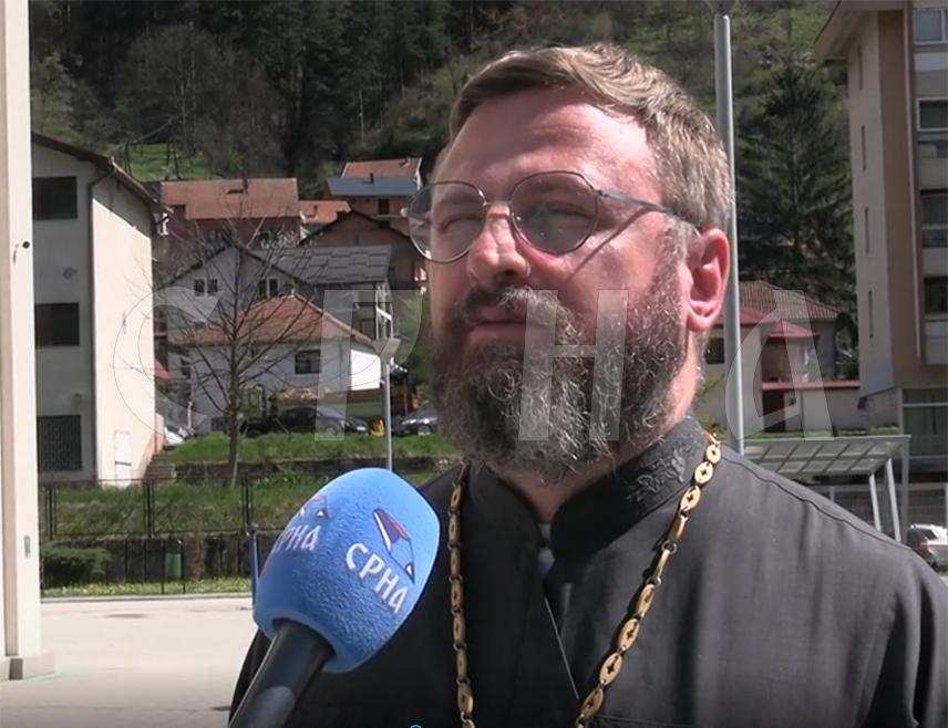 Острог је велика светиња, али треба живјети достојно Светог Василија Острошког. Ништа човјек не постиже ако истетовира манастир или религијски симбол, а онда истом том руком краде или чини неморална дјела. Како онда мисли да је постигао светост? Светост је нешто што се молитвом постиже. Православље је истински живот, а не нешто што се показује споља, поручио је Ђого