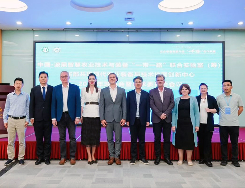 ИСТОЧНО САРАЈЕВО, 29. АПРИЛА /СРНА/ - Представници Универзитета у Источном Сарајеву бораве у радној посјети Универзитету Ђангсу у Кини у оквиру активности на успостављању и развоју заједничке лабораторије за паметне технологије и опрему у пољопривреди.