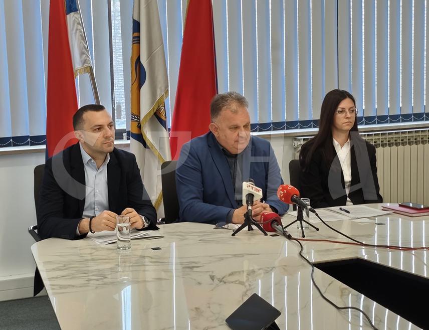 ГРАДИШКА, 29. АПРИЛА /СРНА/ - Пресуда Врховног суда Републике Српске којом је у потпуности одбачена тужба фирме "Агроекспорт" против града Градишка у вези са управним спором о додјели 612 хектара пољопривредног земљишта у закуп за 27 пољопривредних газдинстава, вратила је повјерење у судство и потврдила законитост спроведене процедуре јавног конкурса, изјавио је градоначелник Градишке Зоран Аџић.