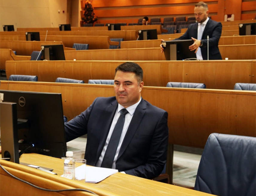 САРАЈЕВО, 29. АПРИЛА /СРНА/ - Посланик СНСД-а у Представничком дому Парламентарне скупштине БиХ Мирослав Вујичић рекао је данас да ова странка не може подржати измјене и допуне Закона о раду у институцијама БиХ, којим се уређује ова област, због тога што није усклађен са међународним уговорима које је потписала БиХ.