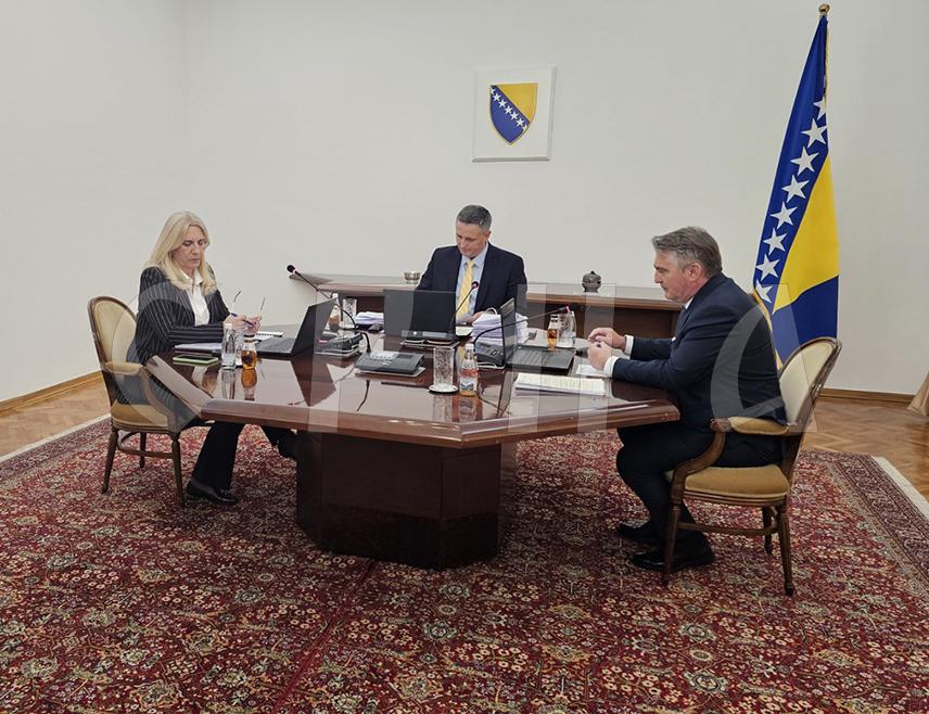 САРАЈЕВО, 29. АПРИЛА /СРНА/ - Предсједништво БиХ одобрило је данас Годишњу платформу о обавјештајно-безбједносној политици за ову годину, која ће бити достављена Парламентарној скупштини БиХ на усвајање.