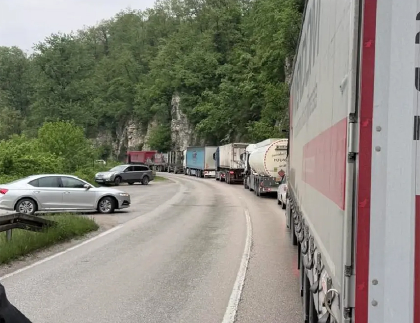 ДОБОЈ, 29. АПРИЛА /СРНА/ - Возач аутомобила "рено" чији су иницијали С. К. из Добоја повријеђен је у судару са теретним возилом на магистралном путу на подручју града, речено је Срни из Полицијске управе Добој.