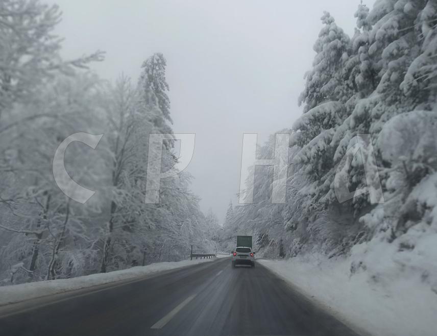 ЗВОРНИК, 30. АПРИЛА /СРНА/ - На Хан Погледу изнад Власенице магистрални пут је проходан, али се саобраћај одвија отежано због снијега, саопштено је из предузећа "Зворник путеви".